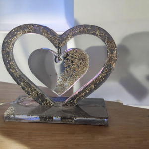 Cœur gris et pierre argentée