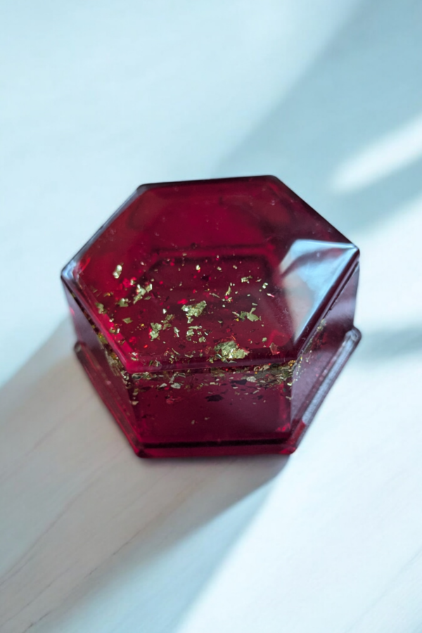 Boite à bijoux rouge et feuille d'or