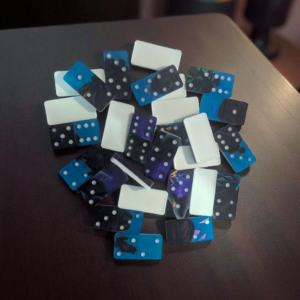 Jeu de dominos en résine époxy – Modèle bleu, noir & violet ♿