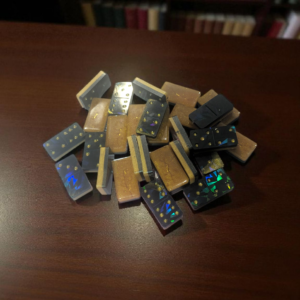 Jeu de dominos en résine époxy – Modèle doré et noir  ♿